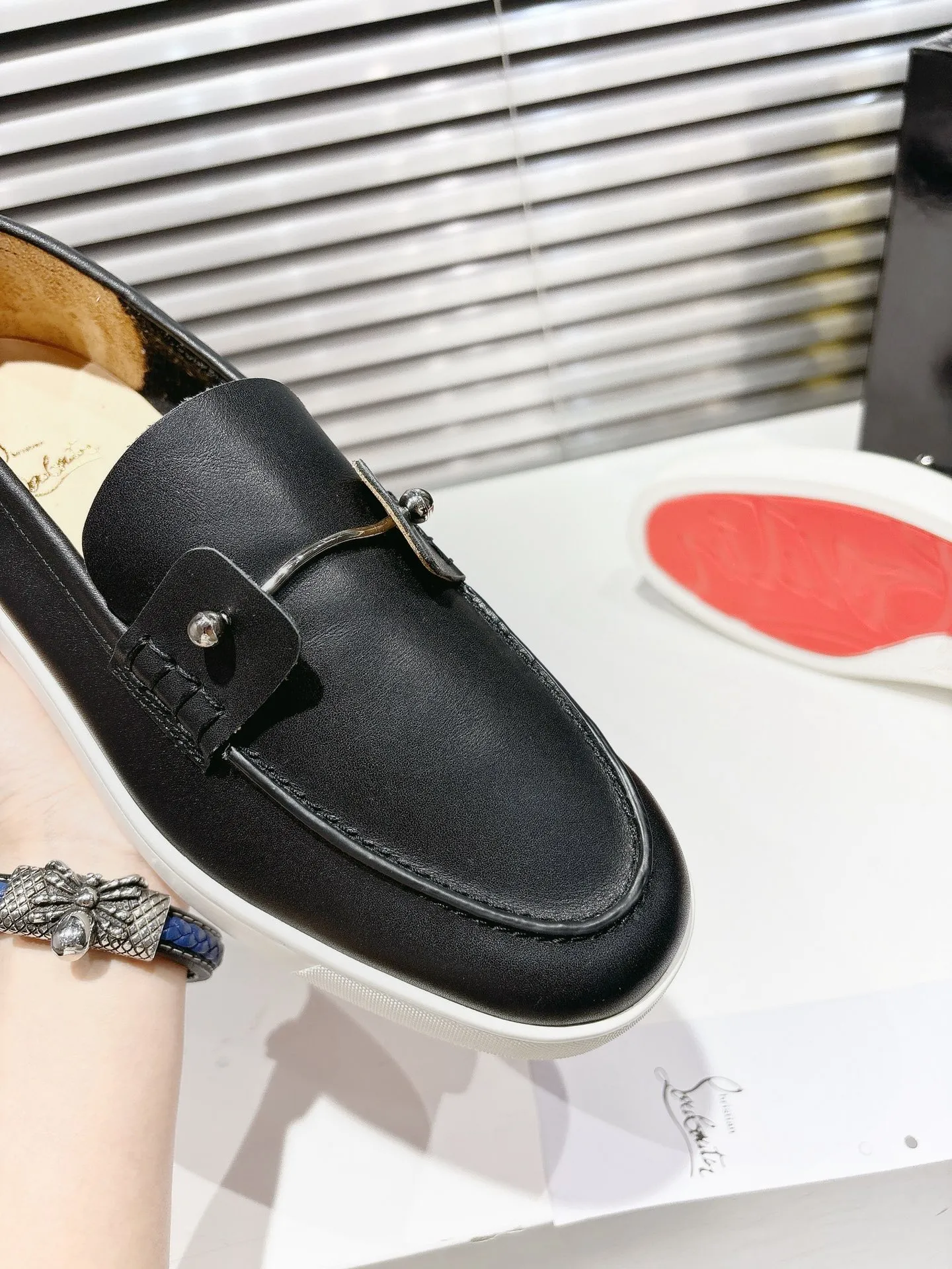 👟👟Ex-factory price 680👟👟 ╔Loft beaded black leather cover╗ ·Top version customization·2025𝐬𝐬 𝑪𝒉𝒓𝒊𝒔𝒕𝒊𝒂𝒏 𝑳𝒐𝒖𝒃𝒐𝒖𝒕𝒊𝒏 ▪️No matter the last shape, fabric, diamonds, nails, lining, outsole, they are as close as possible to ZP... ▪️The original sole is specially provided by the original factory ▪️The lining is imported water-dyed cowhide ▪️Private customization time is about 3-7 days —————— Size: Women's 35M-41M Men's 38M-47M, half size can be customized